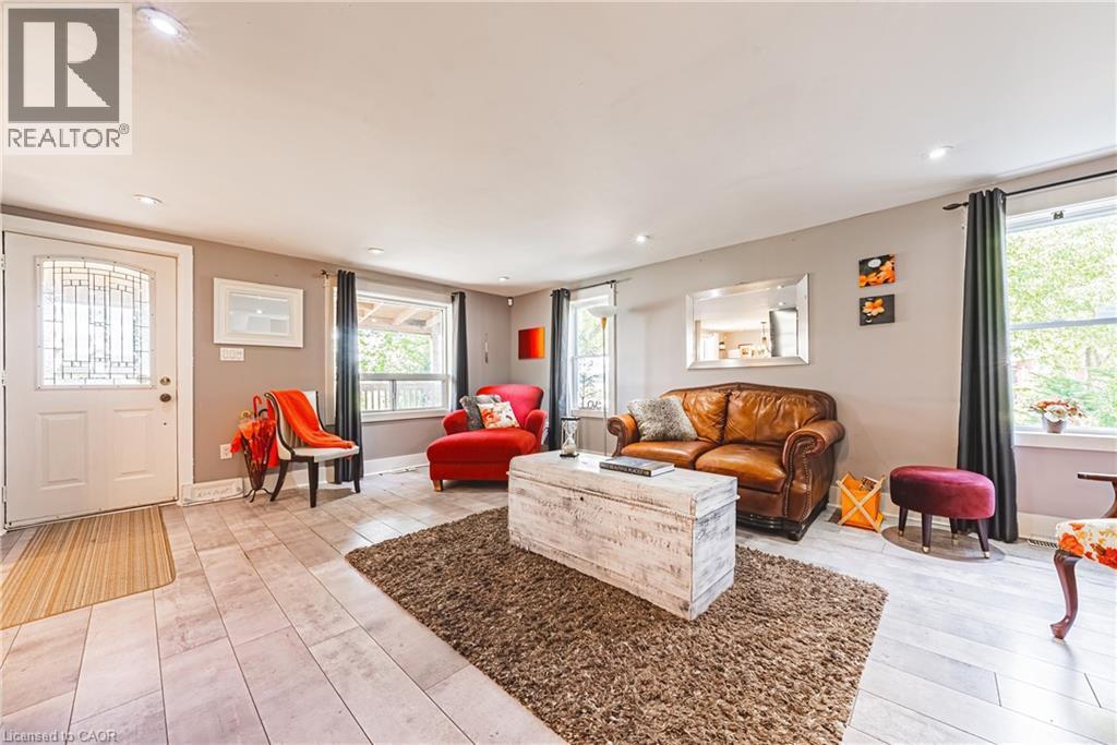 7721 Concession 5 Road, Caistor Centre, ON - Indoor Photo Showing Living Room