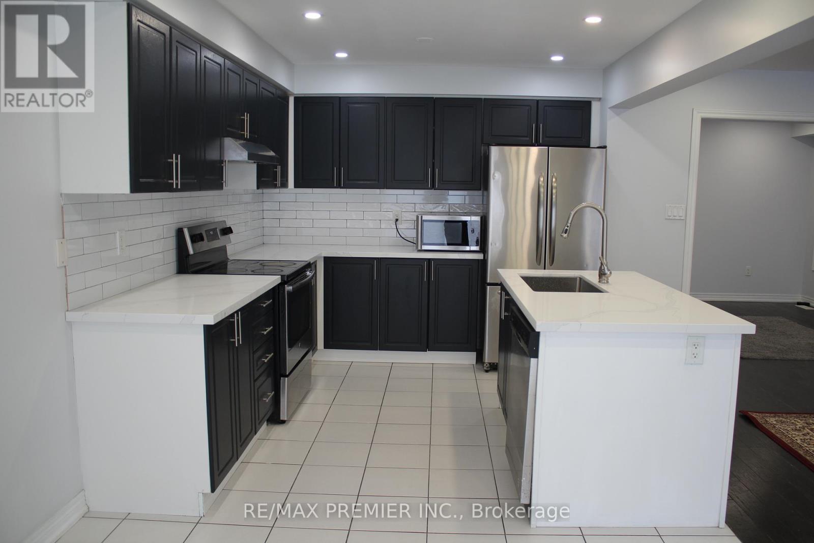 51 Mullholland Avenue, Cambridge, ON - Indoor Photo Showing Kitchen With Upgraded Kitchen