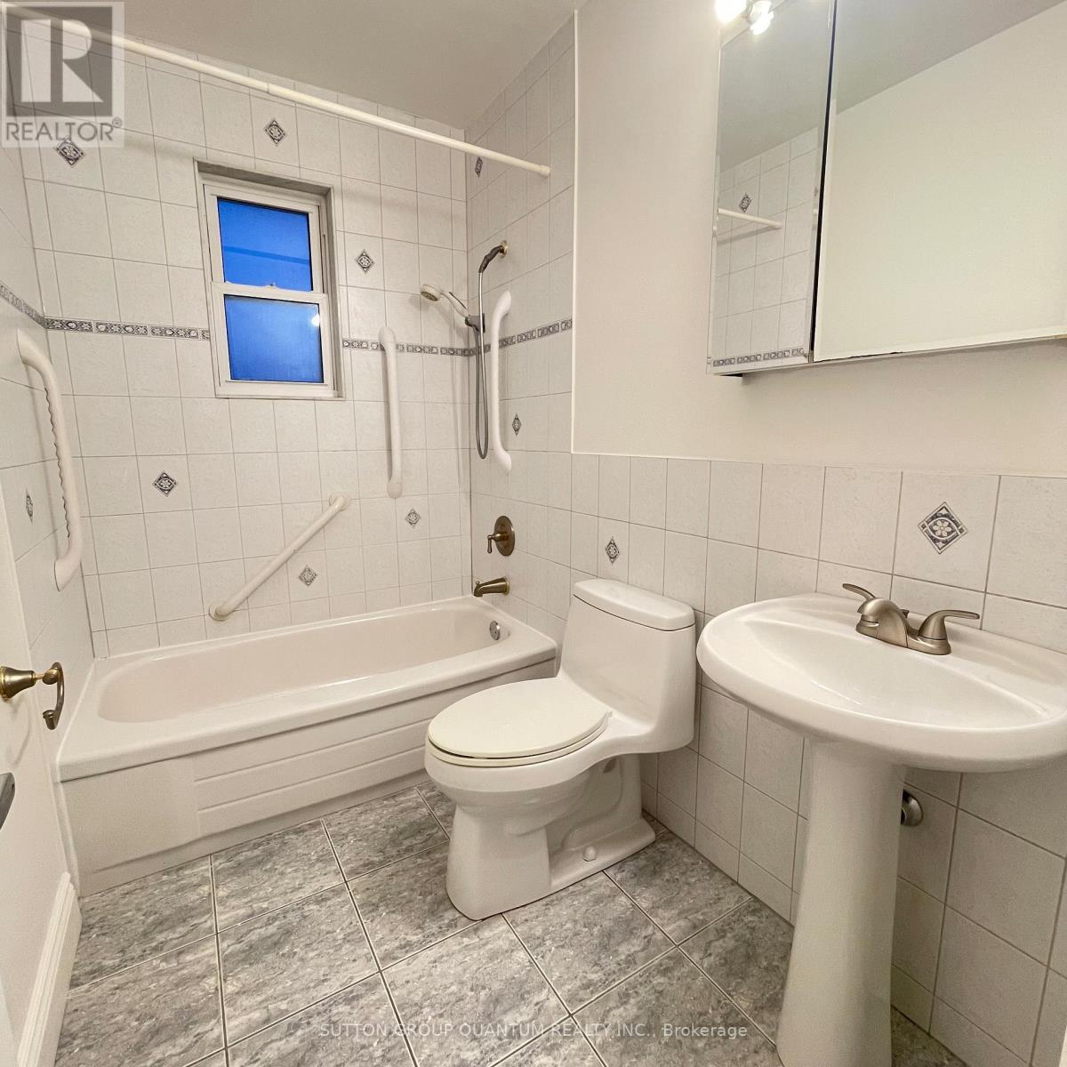 46 Woodlawn Avenue, Mississauga, ON - Indoor Photo Showing Bathroom