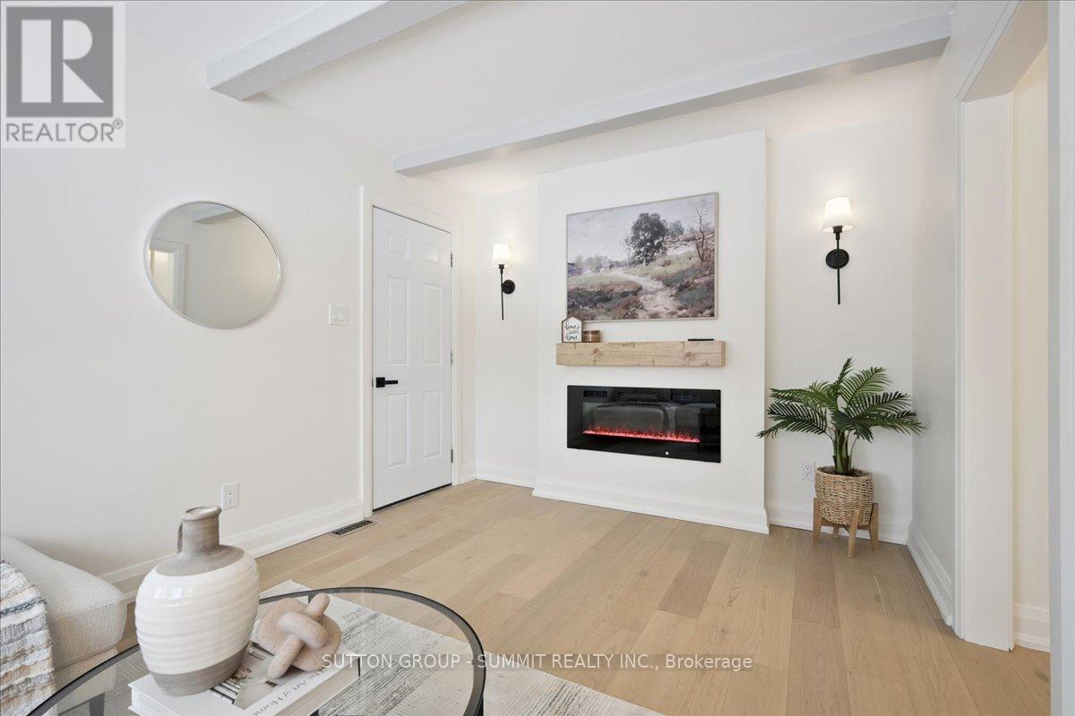 3637 Haven Glenn, Mississauga, ON - Indoor Photo Showing Living Room With Fireplace