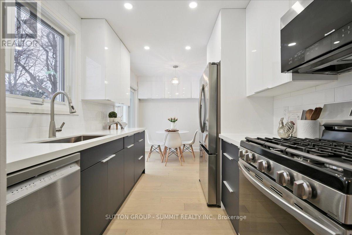 3637 Haven Glenn, Mississauga, ON - Indoor Photo Showing Kitchen With Stainless Steel Kitchen With Upgraded Kitchen