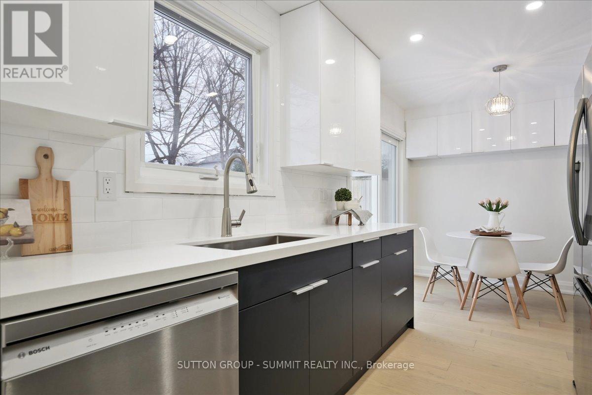 3637 Haven Glenn, Mississauga, ON - Indoor Photo Showing Kitchen With Upgraded Kitchen