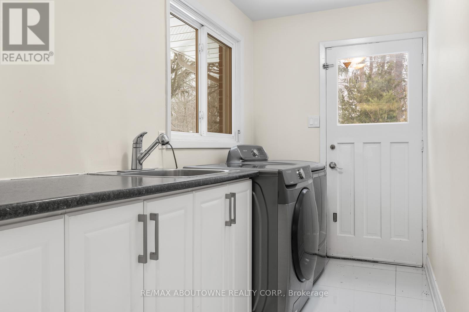 145 Wolfdale Avenue, Oakville, ON - Indoor Photo Showing Laundry Room