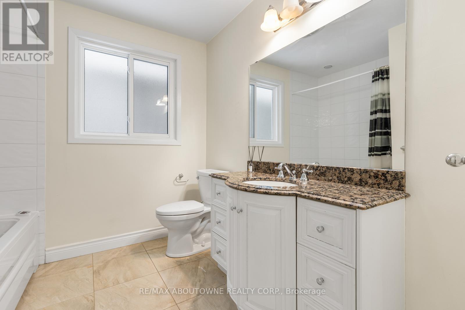 145 Wolfdale Avenue, Oakville, ON - Indoor Photo Showing Bathroom