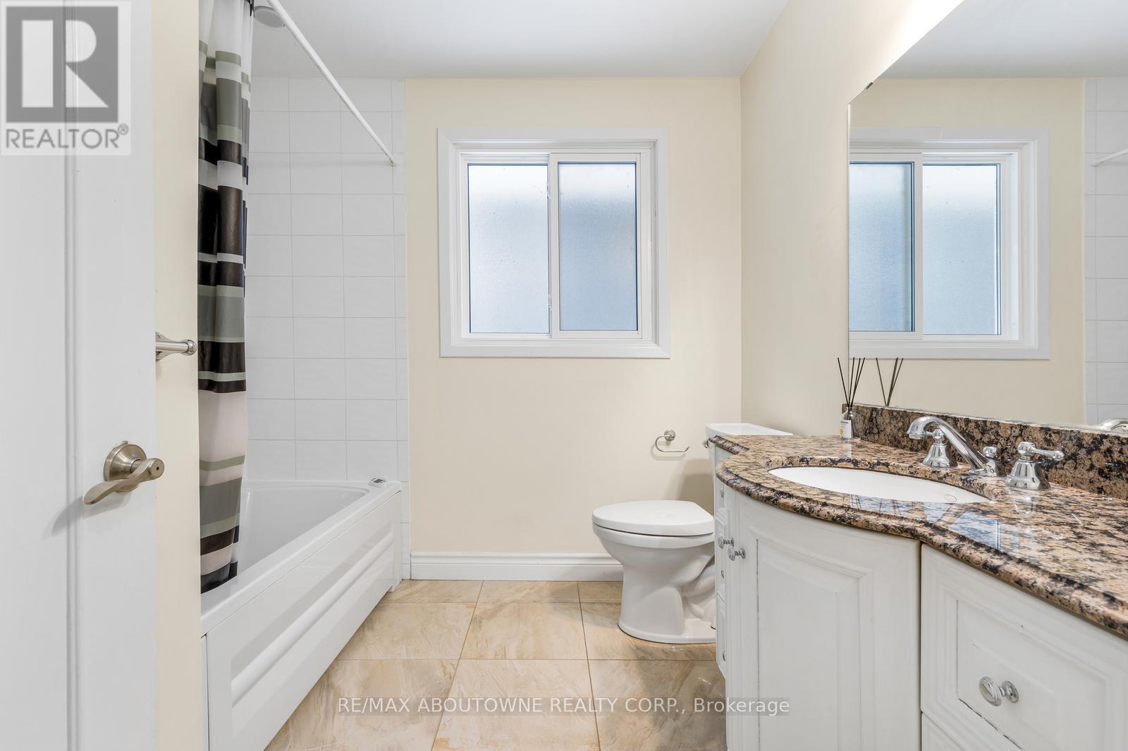 145 Wolfdale Avenue, Oakville, ON - Indoor Photo Showing Bathroom