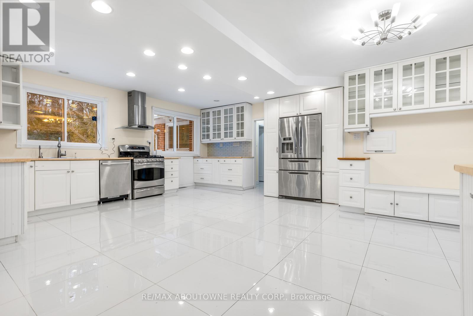 145 Wolfdale Avenue, Oakville, ON - Indoor Photo Showing Kitchen With Stainless Steel Kitchen With Upgraded Kitchen