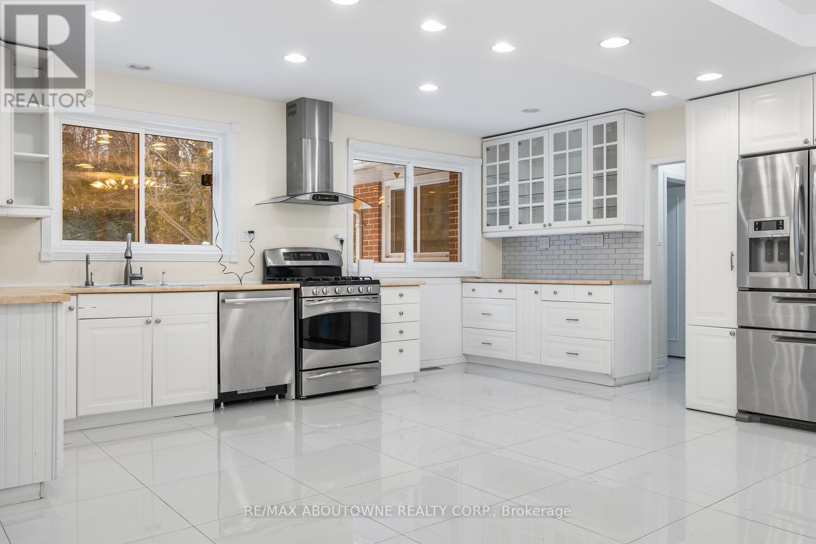 145 Wolfdale Avenue, Oakville, ON - Indoor Photo Showing Kitchen With Stainless Steel Kitchen