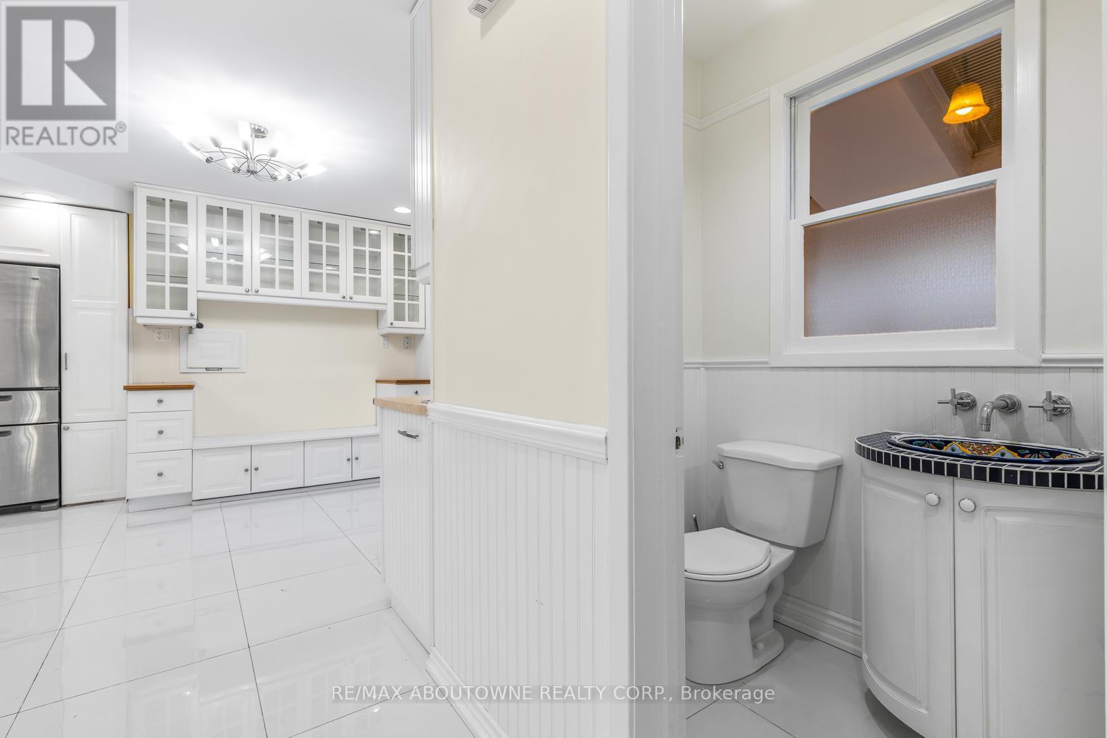 145 Wolfdale Avenue, Oakville, ON - Indoor Photo Showing Bathroom