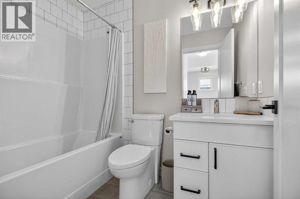 Main Bathroom - 35 Wolf Hollow Park Se, Calgary, AB - Indoor Photo Showing Bathroom