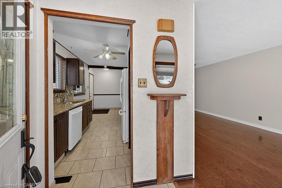 16 Golden Orchard Drive, Hamilton, ON - Indoor Photo Showing Other Room