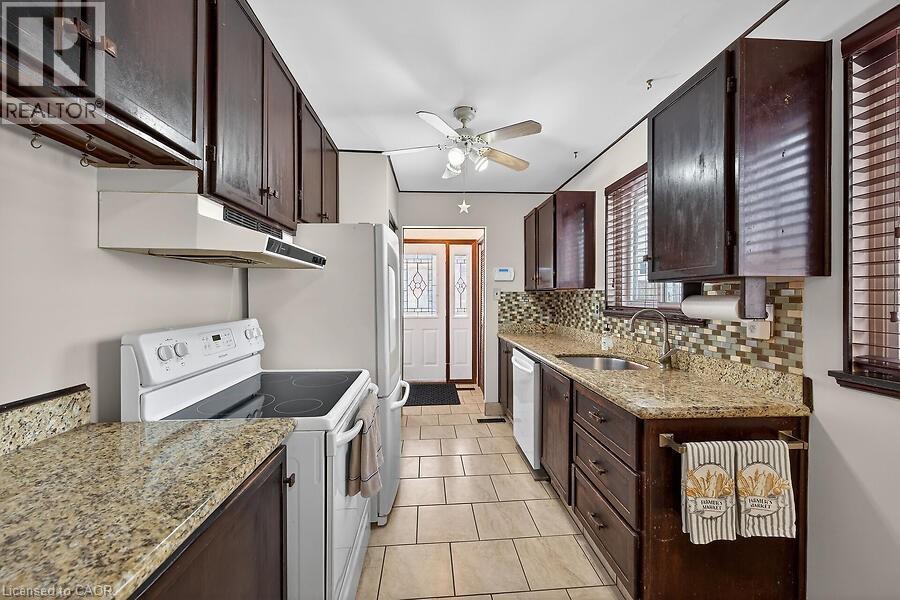 16 Golden Orchard Drive, Hamilton, ON - Indoor Photo Showing Other Room