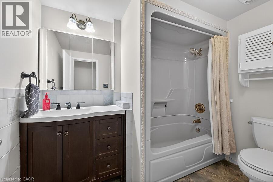 16 Golden Orchard Drive, Hamilton, ON - Indoor Photo Showing Bathroom