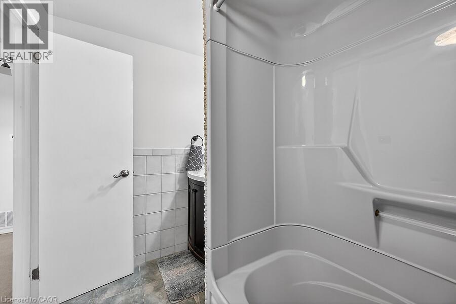 16 Golden Orchard Drive, Hamilton, ON - Indoor Photo Showing Bathroom