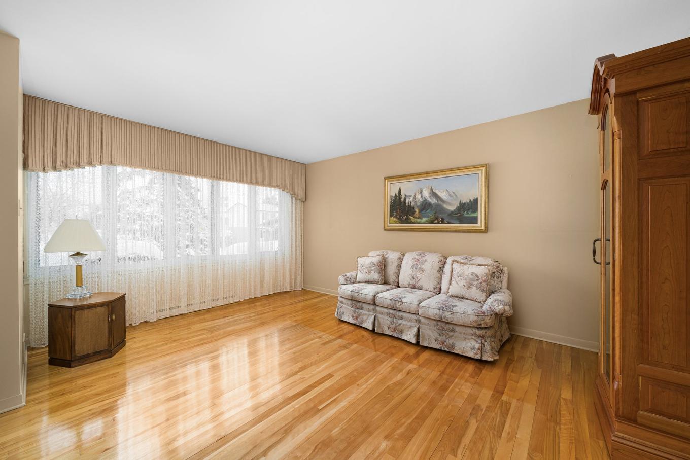 Living room - 4866 4E Rue, Laval (Chomedey), QC - Indoor Photo Showing Living Room
