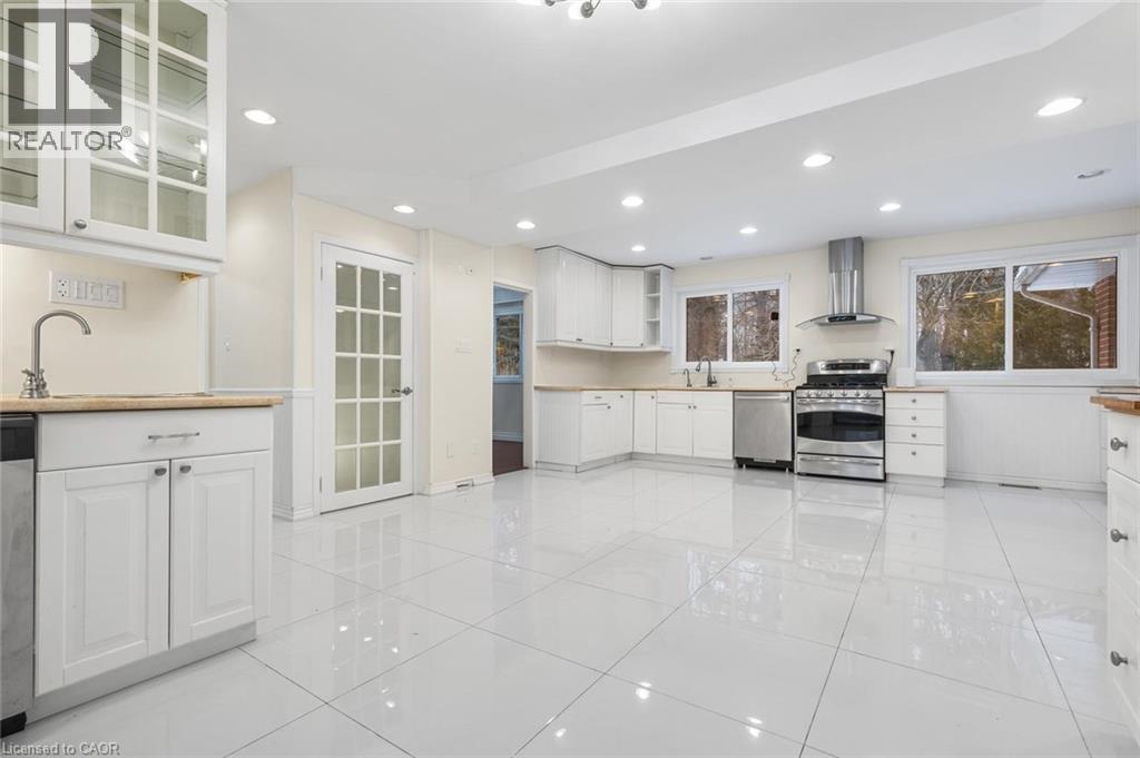 145 Wolfdale Avenue, Oakville, ON - Indoor Photo Showing Kitchen
