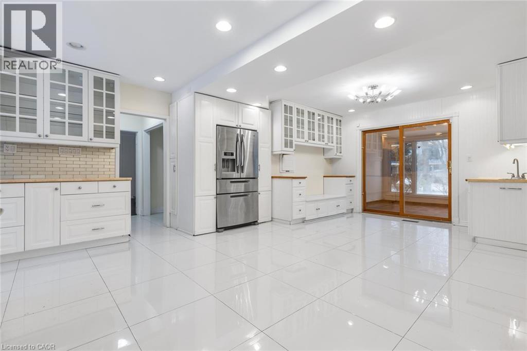 145 Wolfdale Avenue, Oakville, ON - Indoor Photo Showing Kitchen