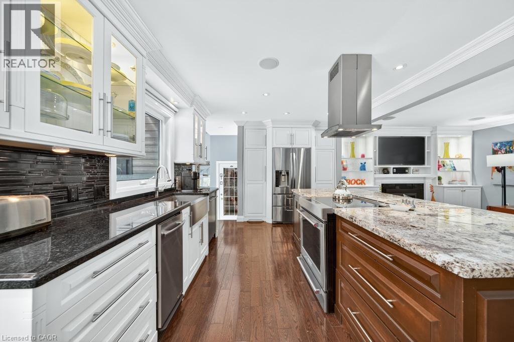 272 Goodram Drive, Burlington, ON - Indoor Photo Showing Kitchen With Upgraded Kitchen