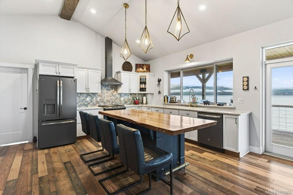 420 1St St, Sointula, BC