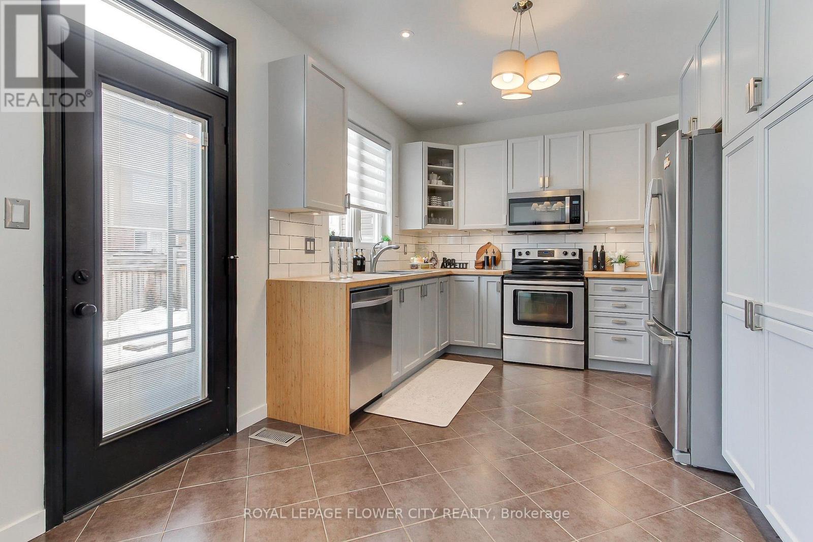 917 Mctrach Crescent, Milton, ON - Indoor Photo Showing Kitchen With Stainless Steel Kitchen With Upgraded Kitchen