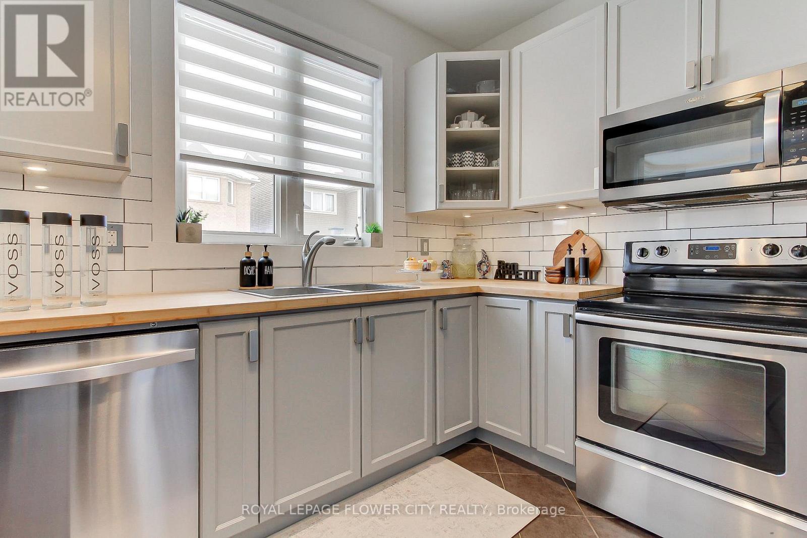 917 Mctrach Crescent, Milton, ON - Indoor Photo Showing Kitchen With Stainless Steel Kitchen With Double Sink With Upgraded Kitchen