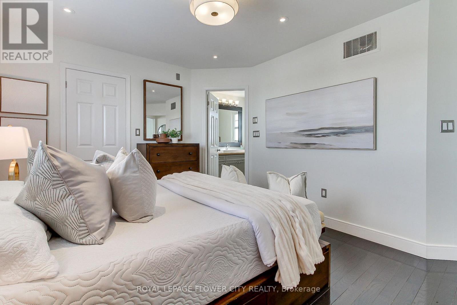917 Mctrach Crescent, Milton, ON - Indoor Photo Showing Bedroom