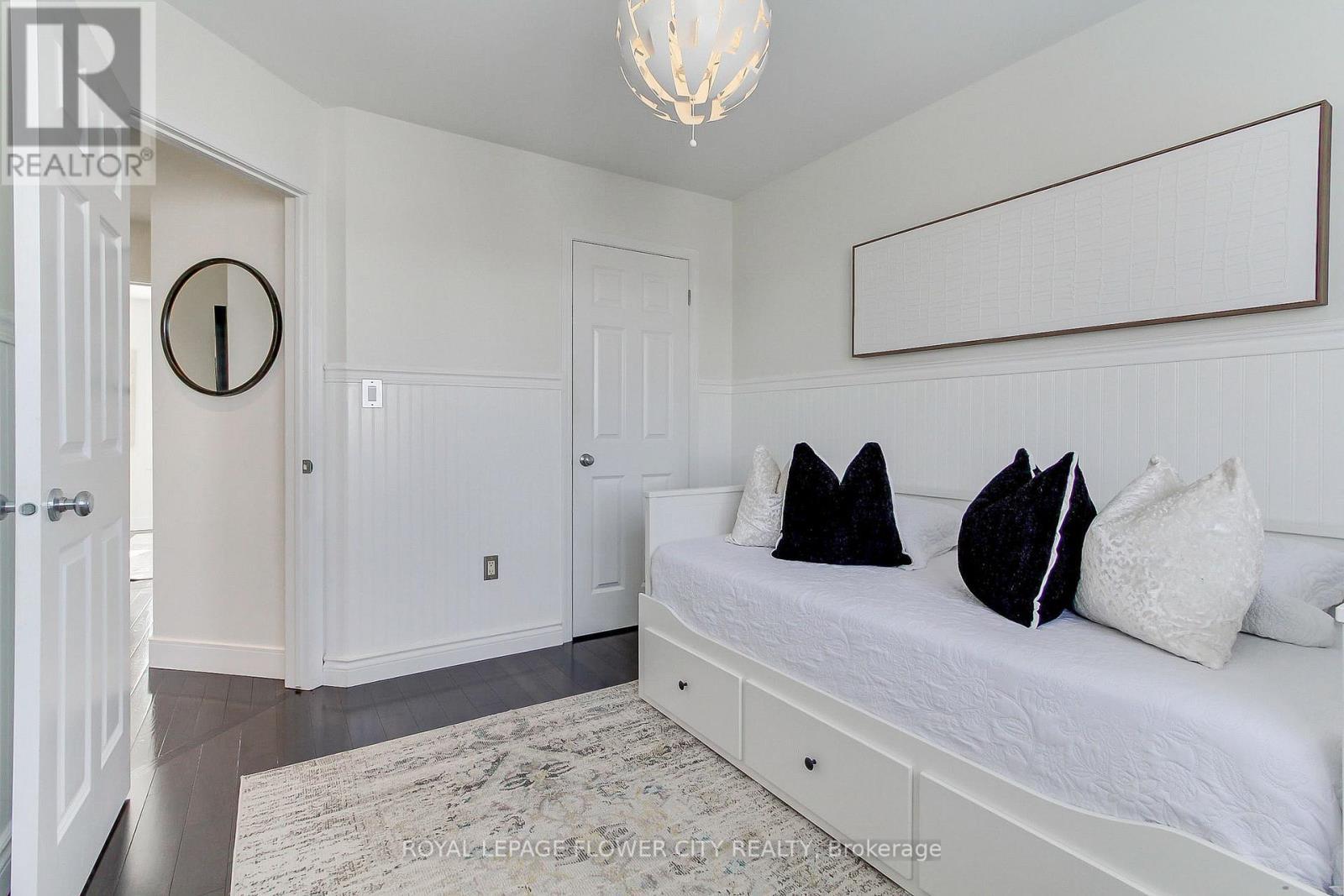 917 Mctrach Crescent, Milton, ON - Indoor Photo Showing Bedroom