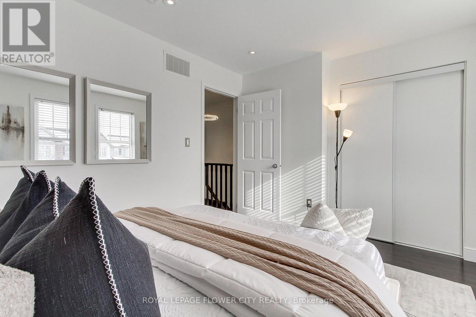 917 Mctrach Crescent, Milton, ON - Indoor Photo Showing Bedroom