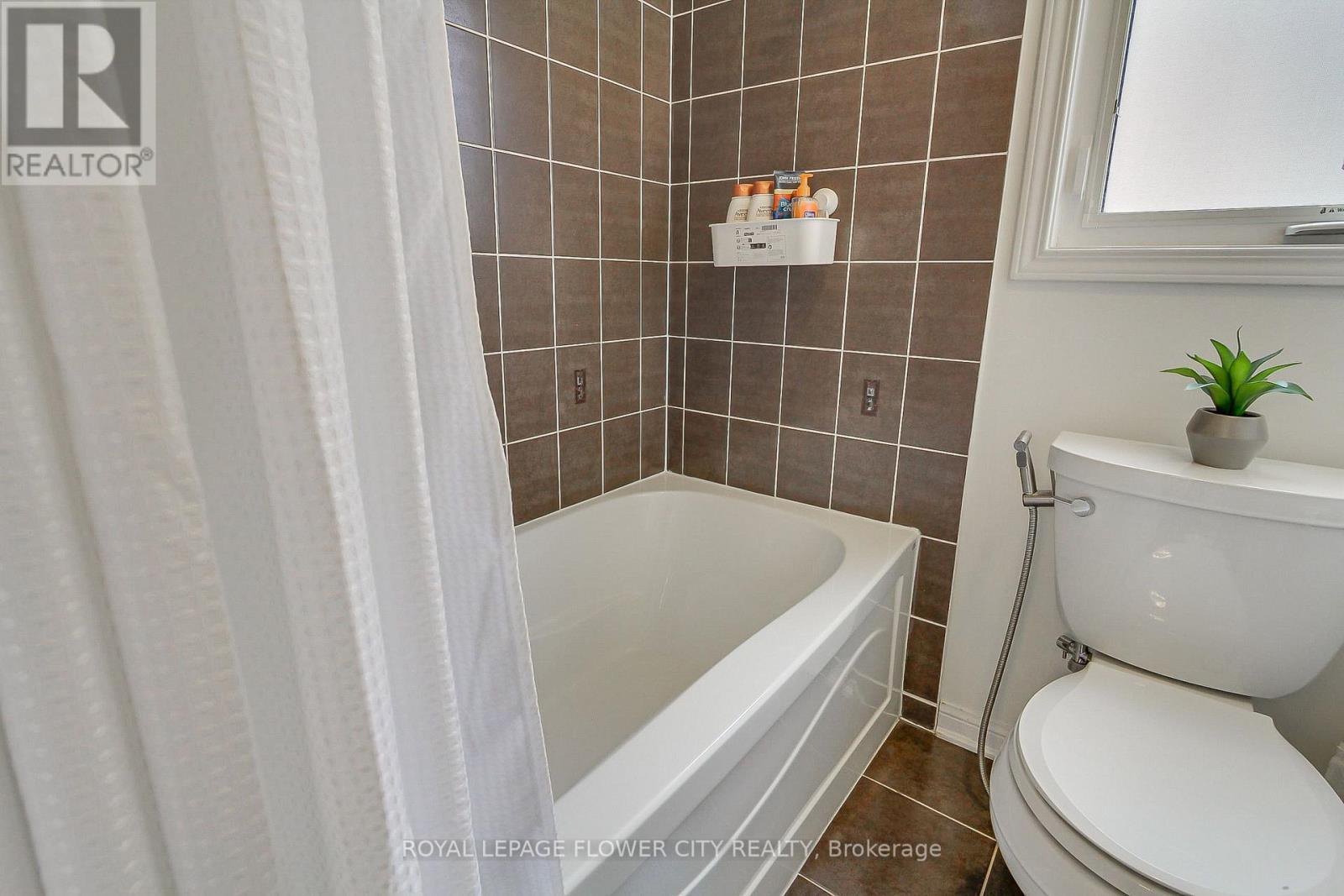 917 Mctrach Crescent, Milton, ON - Indoor Photo Showing Bathroom