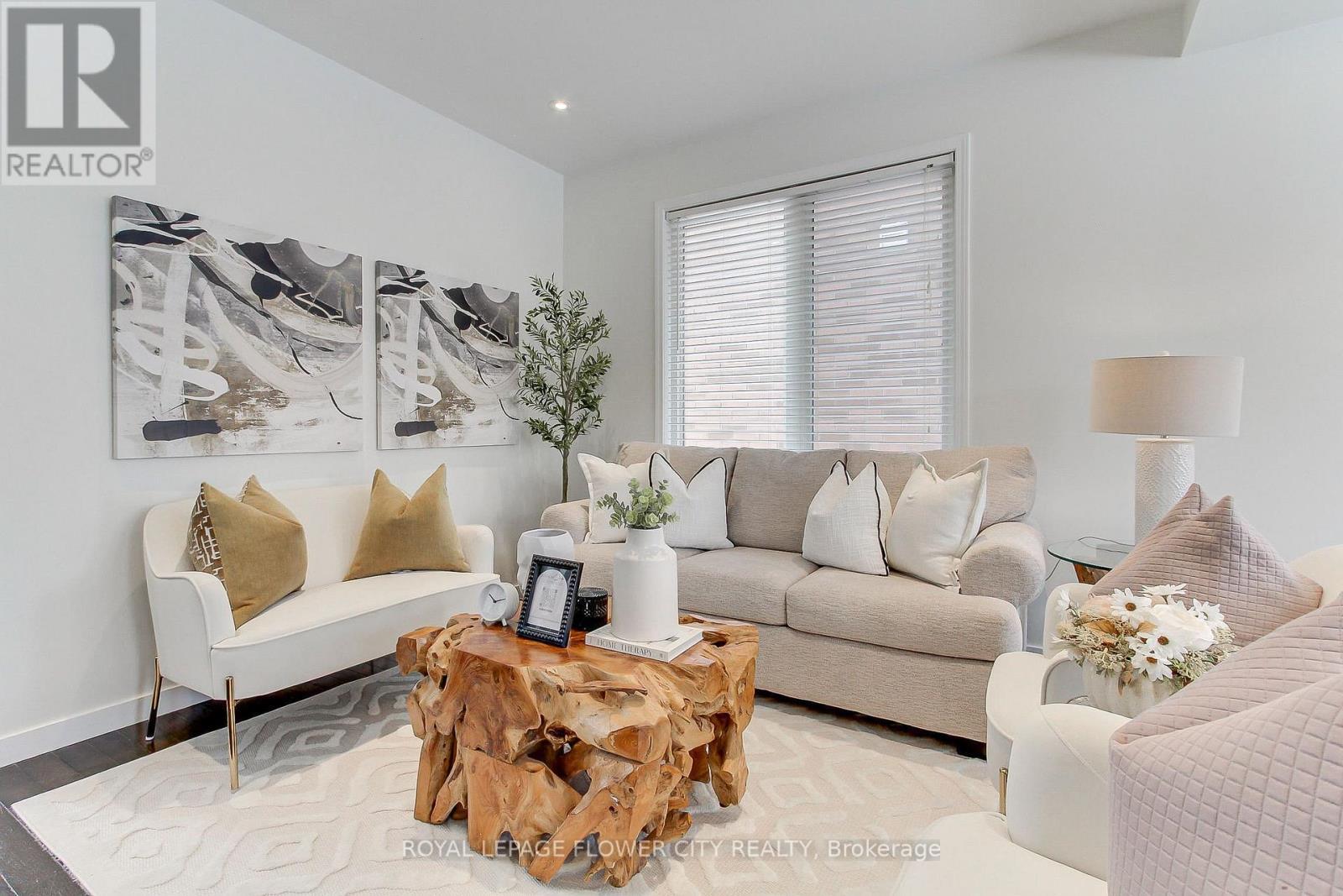 917 Mctrach Crescent, Milton, ON - Indoor Photo Showing Living Room