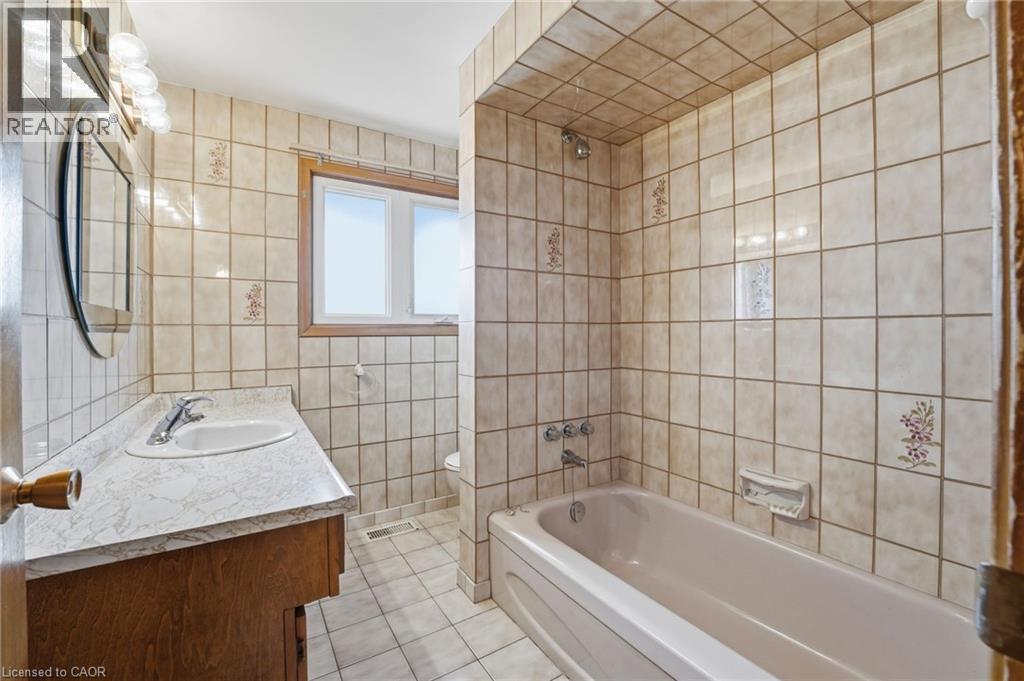 156 Kentley Drive, Hamilton, ON - Indoor Photo Showing Bathroom