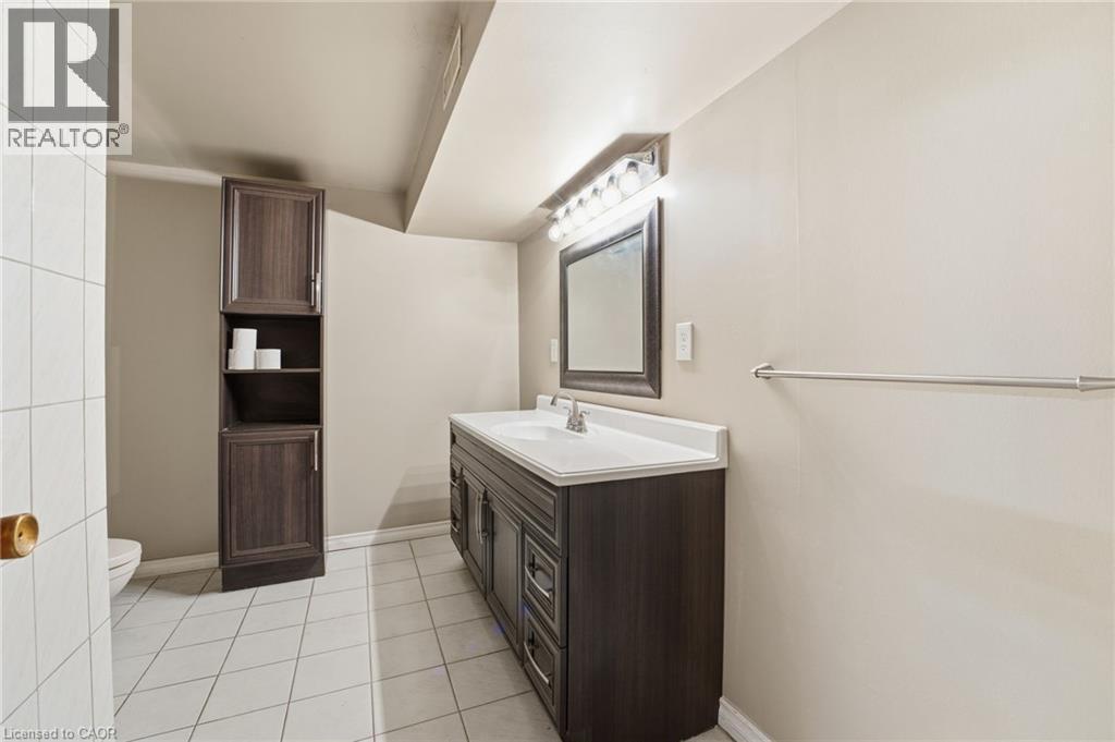 156 Kentley Drive, Hamilton, ON - Indoor Photo Showing Bathroom