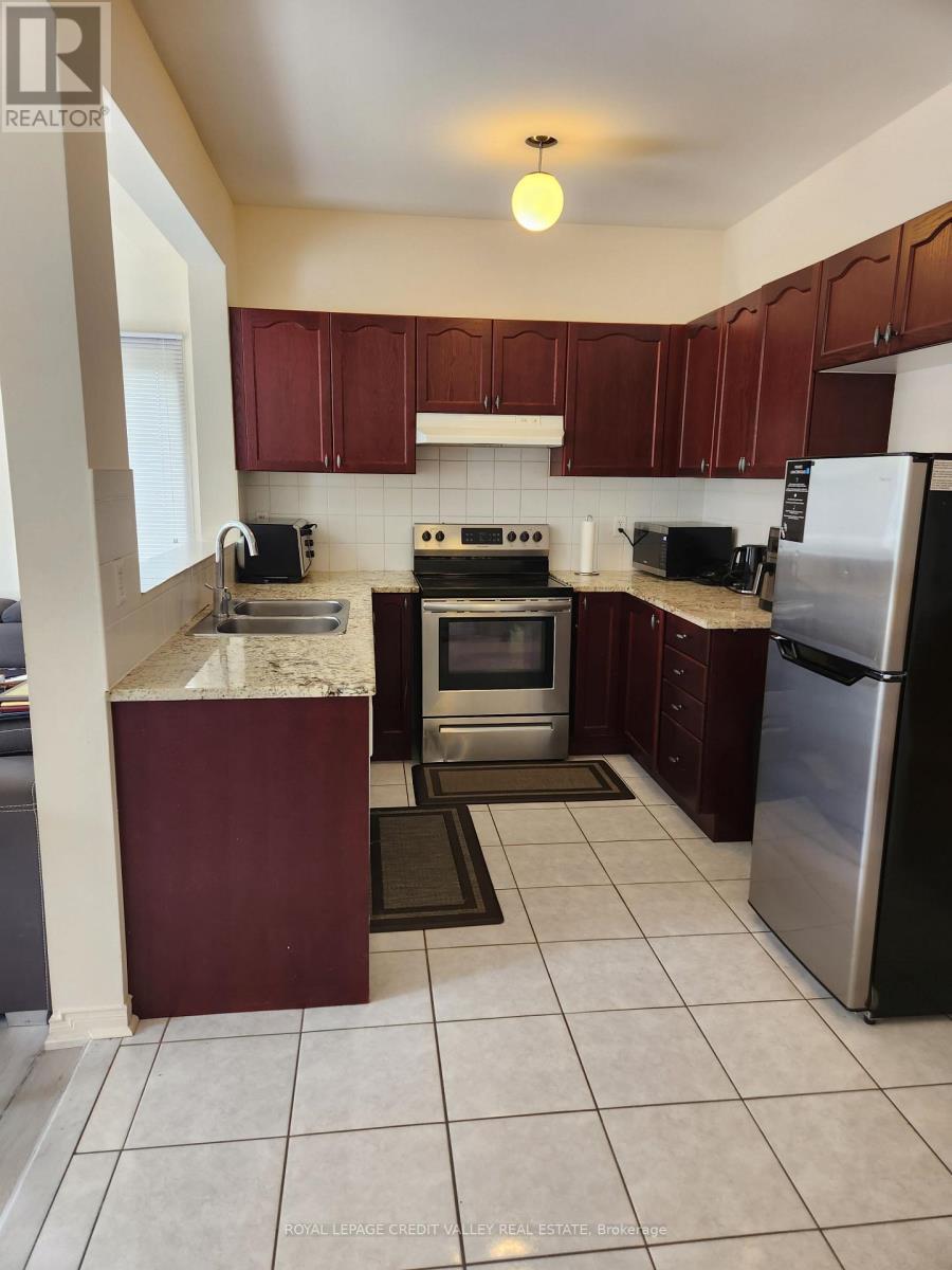 Upper - 680 Courtney Valley Road, Mississauga, ON - Indoor Photo Showing Kitchen