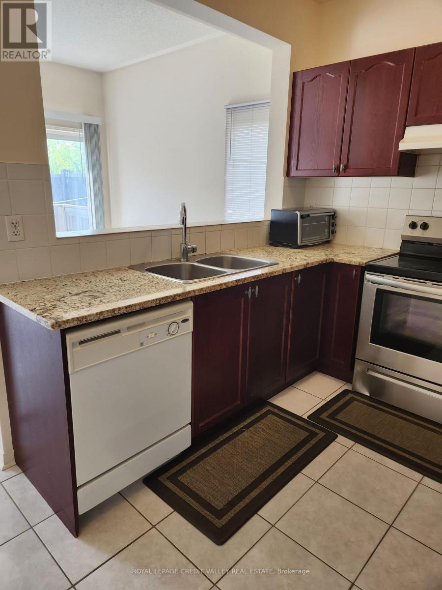 Upper - 680 Courtney Valley Road, Mississauga, ON - Indoor Photo Showing Kitchen With Double Sink