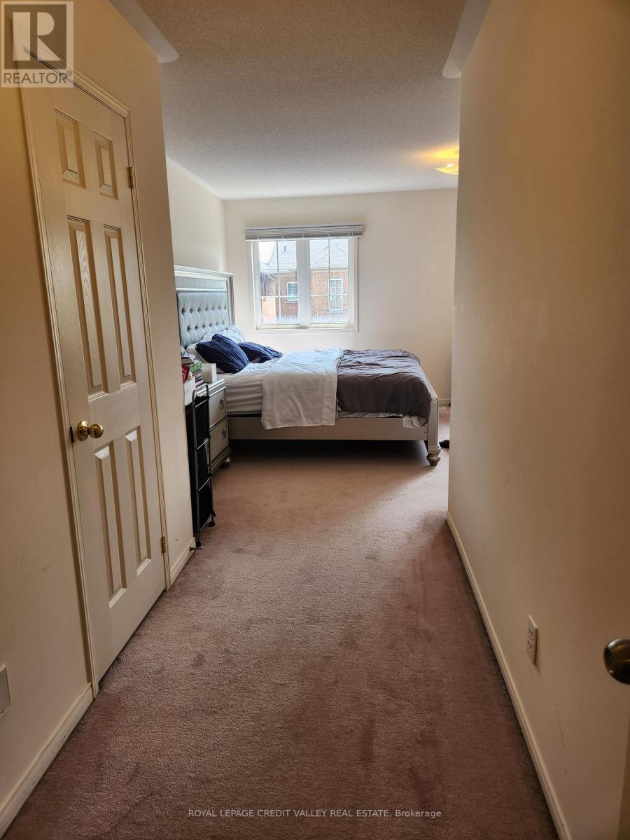 Upper - 680 Courtney Valley Road, Mississauga, ON - Indoor Photo Showing Bedroom