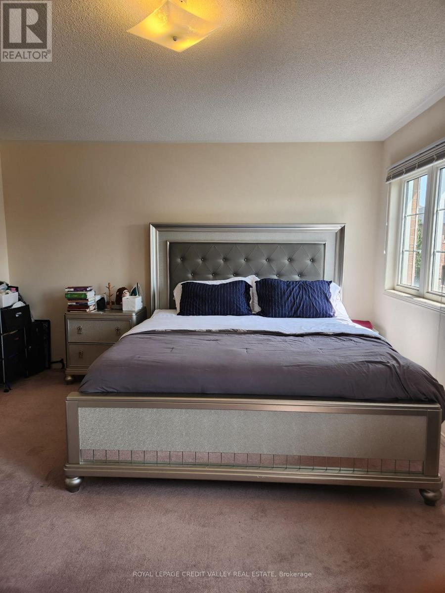 Upper - 680 Courtney Valley Road, Mississauga, ON - Indoor Photo Showing Bedroom
