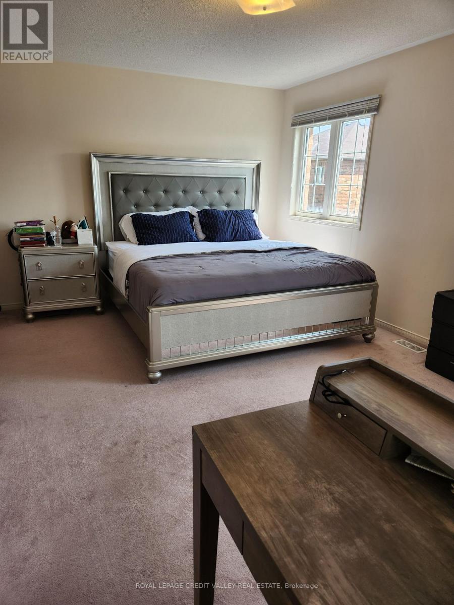 Upper - 680 Courtney Valley Road, Mississauga, ON - Indoor Photo Showing Bedroom