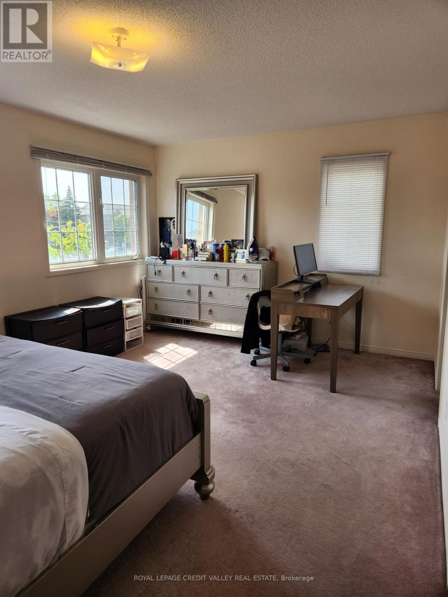 Upper - 680 Courtney Valley Road, Mississauga, ON - Indoor Photo Showing Bedroom