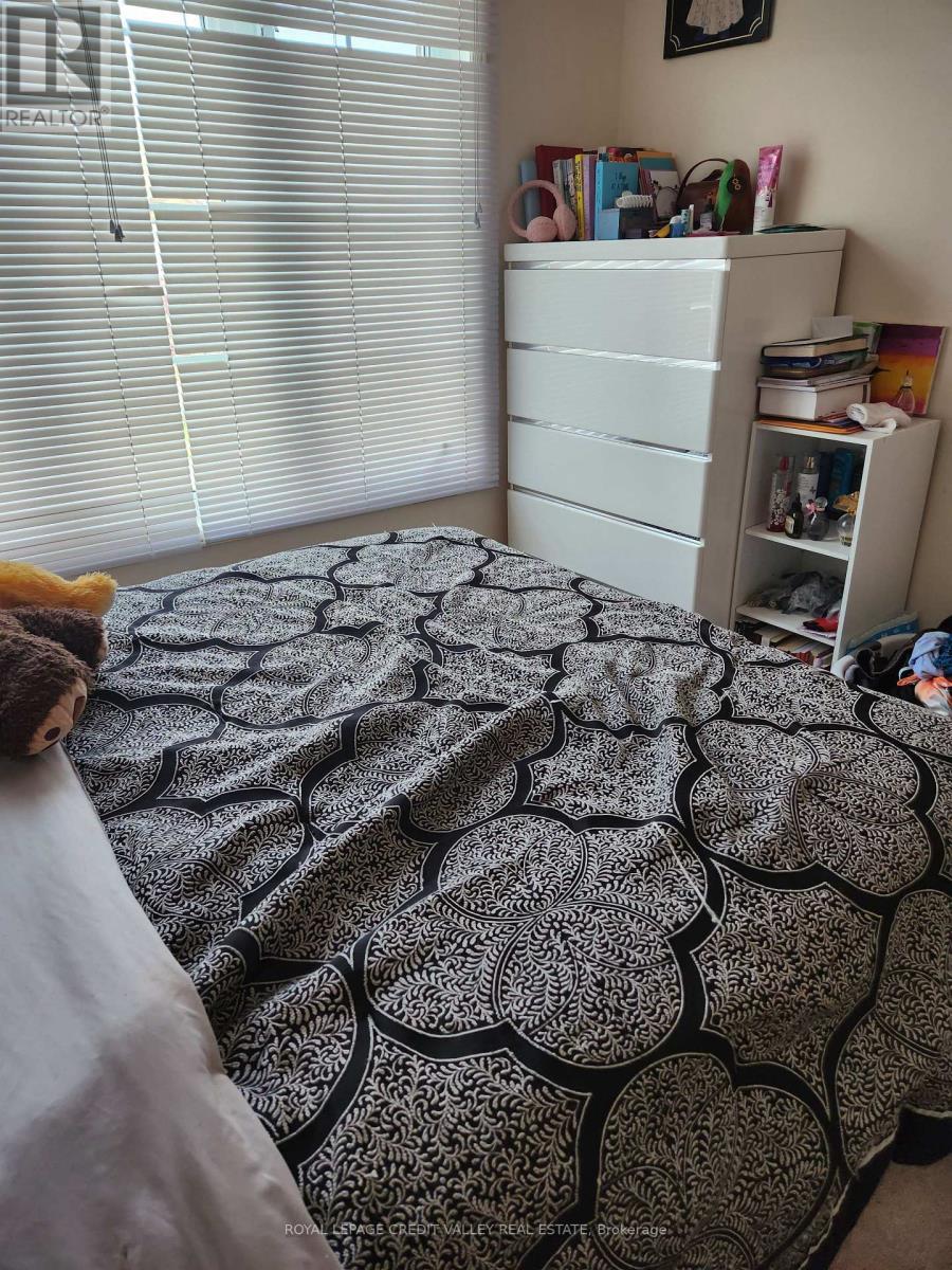 Upper - 680 Courtney Valley Road, Mississauga, ON - Indoor Photo Showing Bedroom