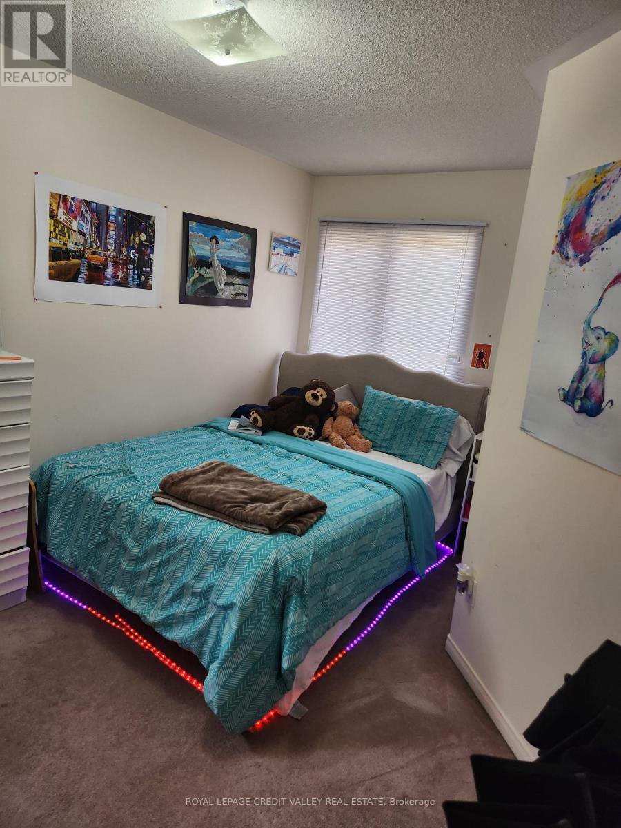 Upper - 680 Courtney Valley Road, Mississauga, ON - Indoor Photo Showing Bedroom