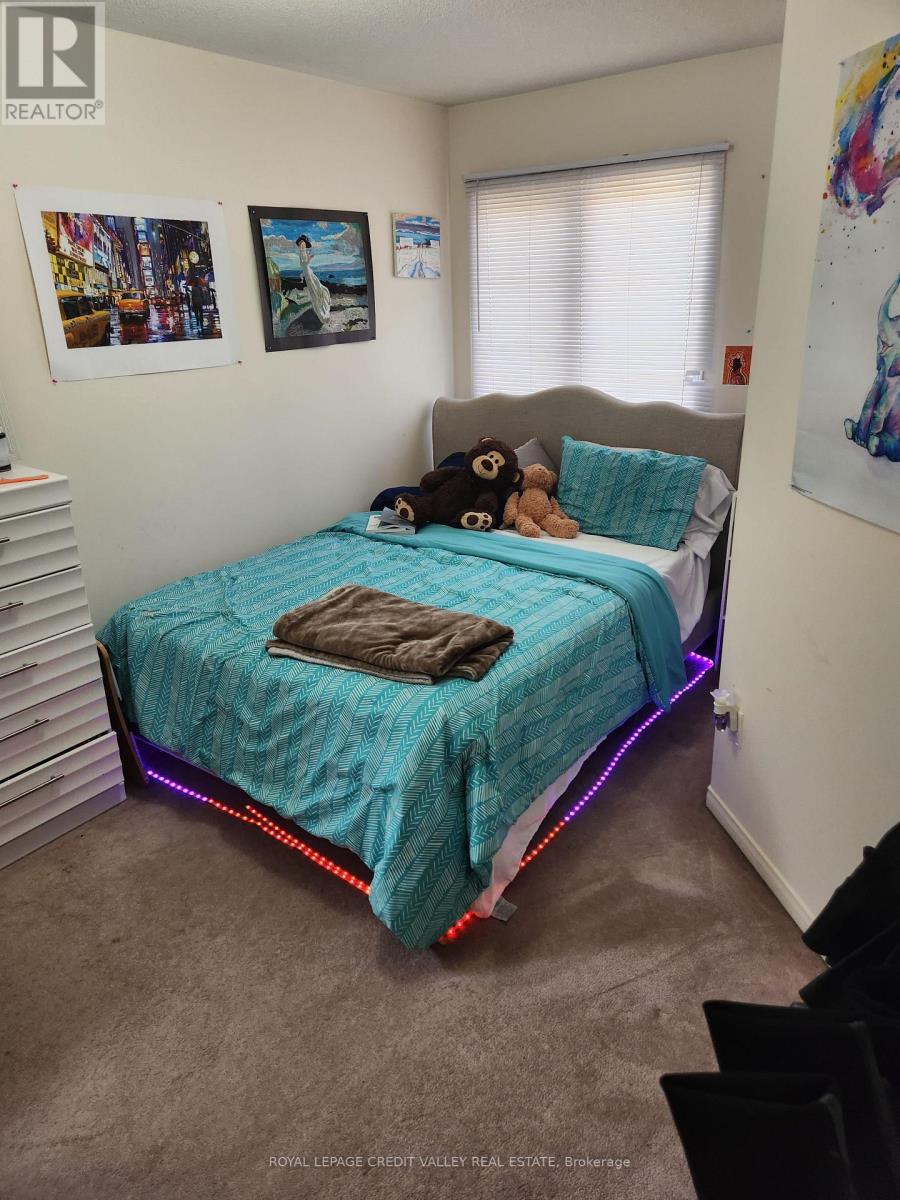 Upper - 680 Courtney Valley Road, Mississauga, ON - Indoor Photo Showing Bedroom