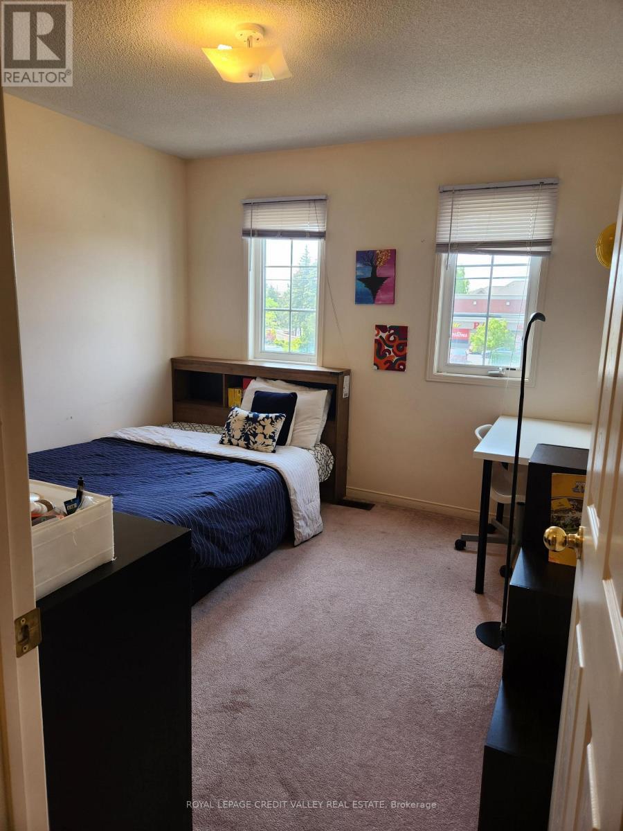 Upper - 680 Courtney Valley Road, Mississauga, ON - Indoor Photo Showing Bedroom