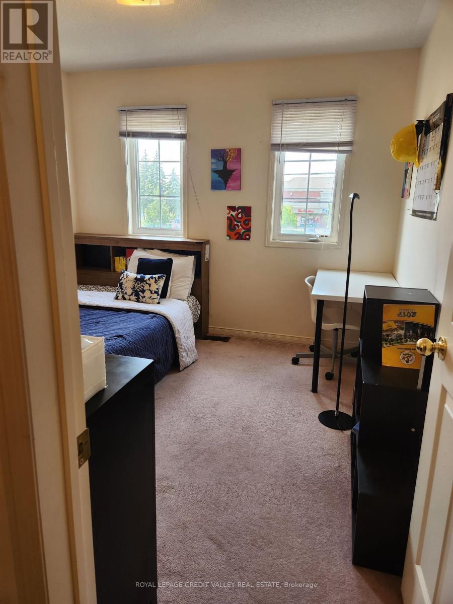 Upper - 680 Courtney Valley Road, Mississauga, ON - Indoor Photo Showing Bedroom