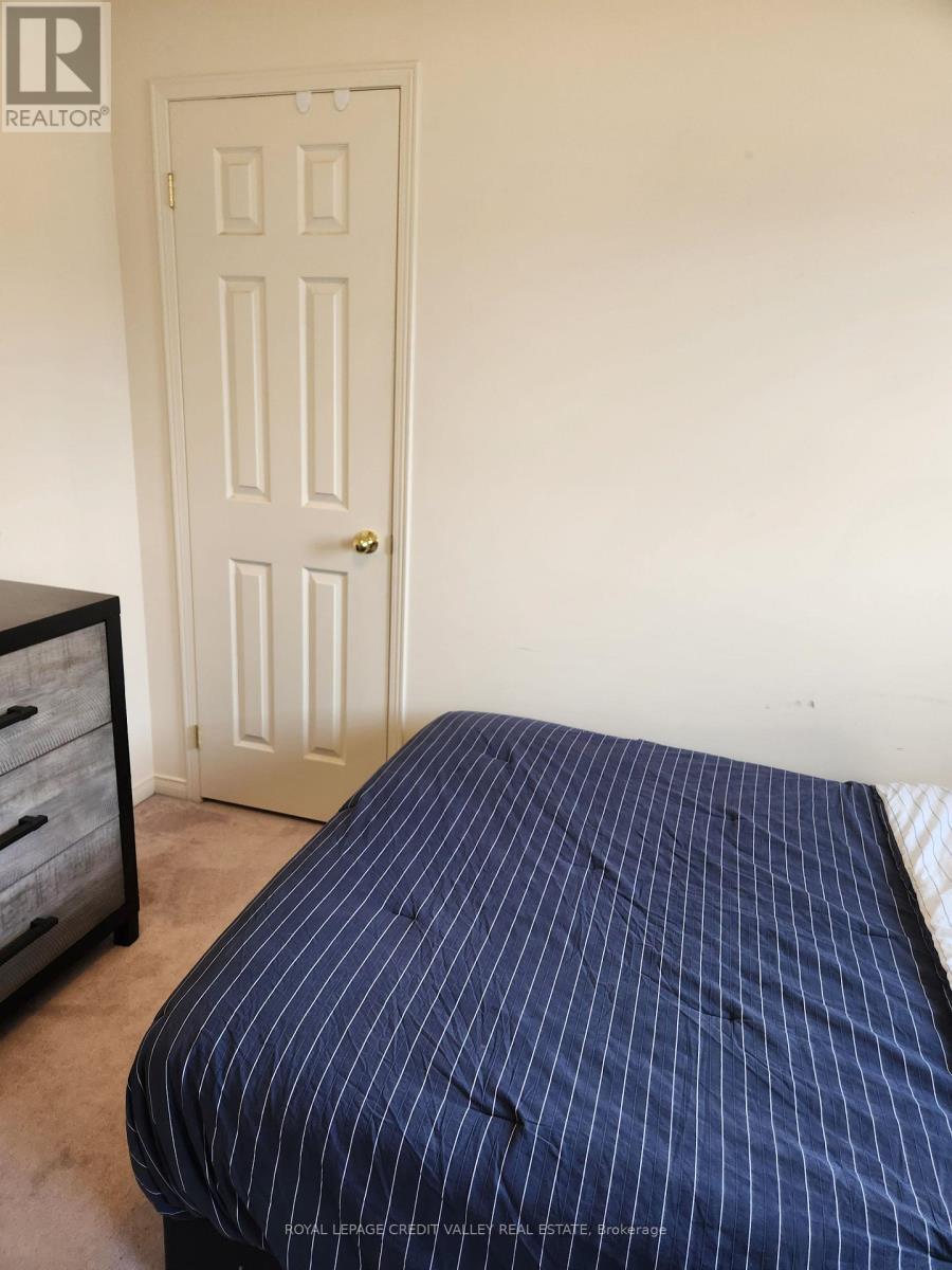 Upper - 680 Courtney Valley Road, Mississauga, ON - Indoor Photo Showing Bedroom