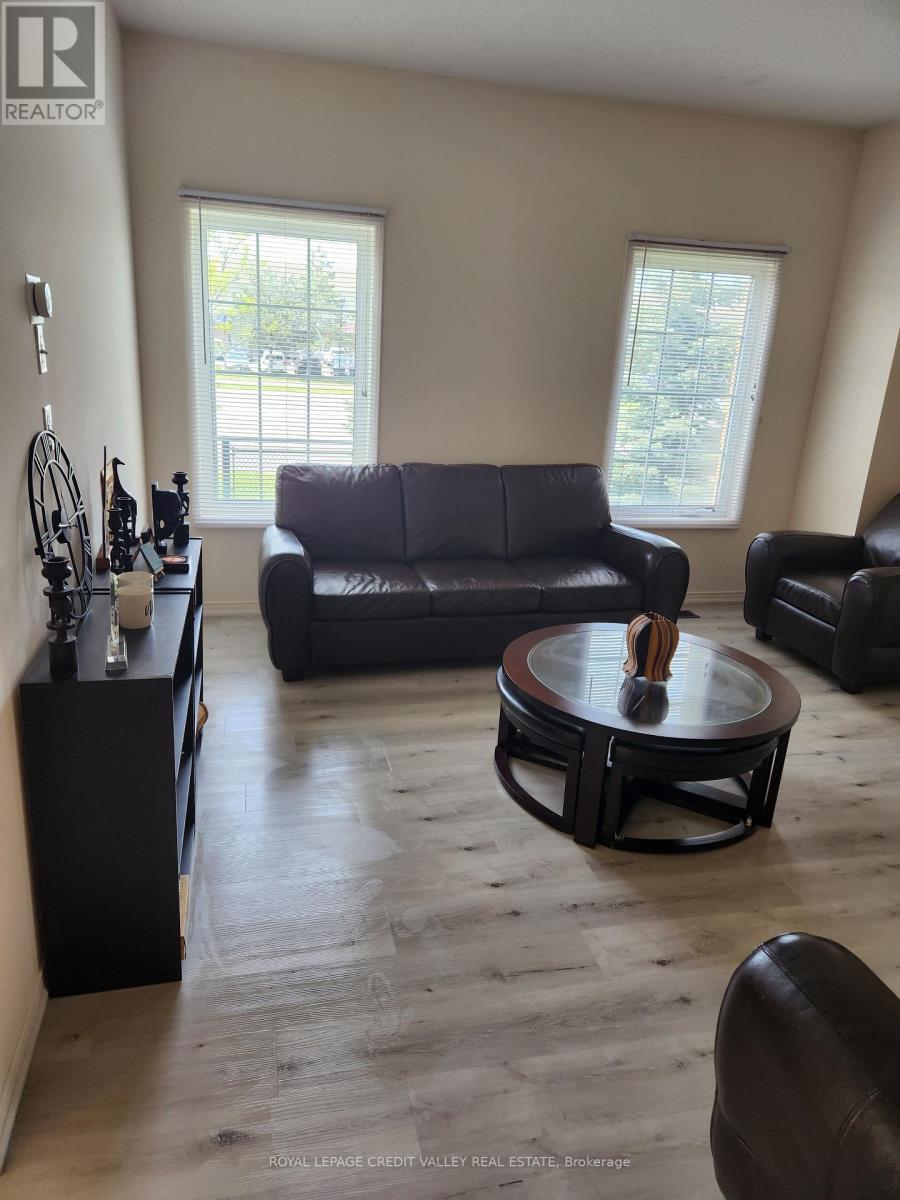 Upper - 680 Courtney Valley Road, Mississauga, ON - Indoor Photo Showing Living Room