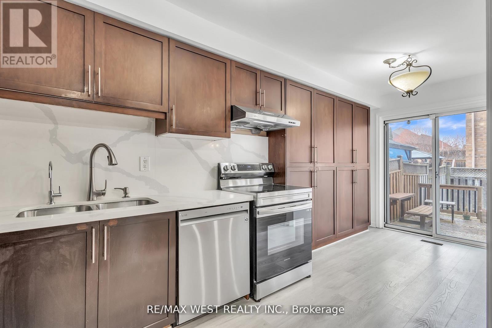 3865 Allcroft Road, Mississauga, ON - Indoor Photo Showing Kitchen With Double Sink