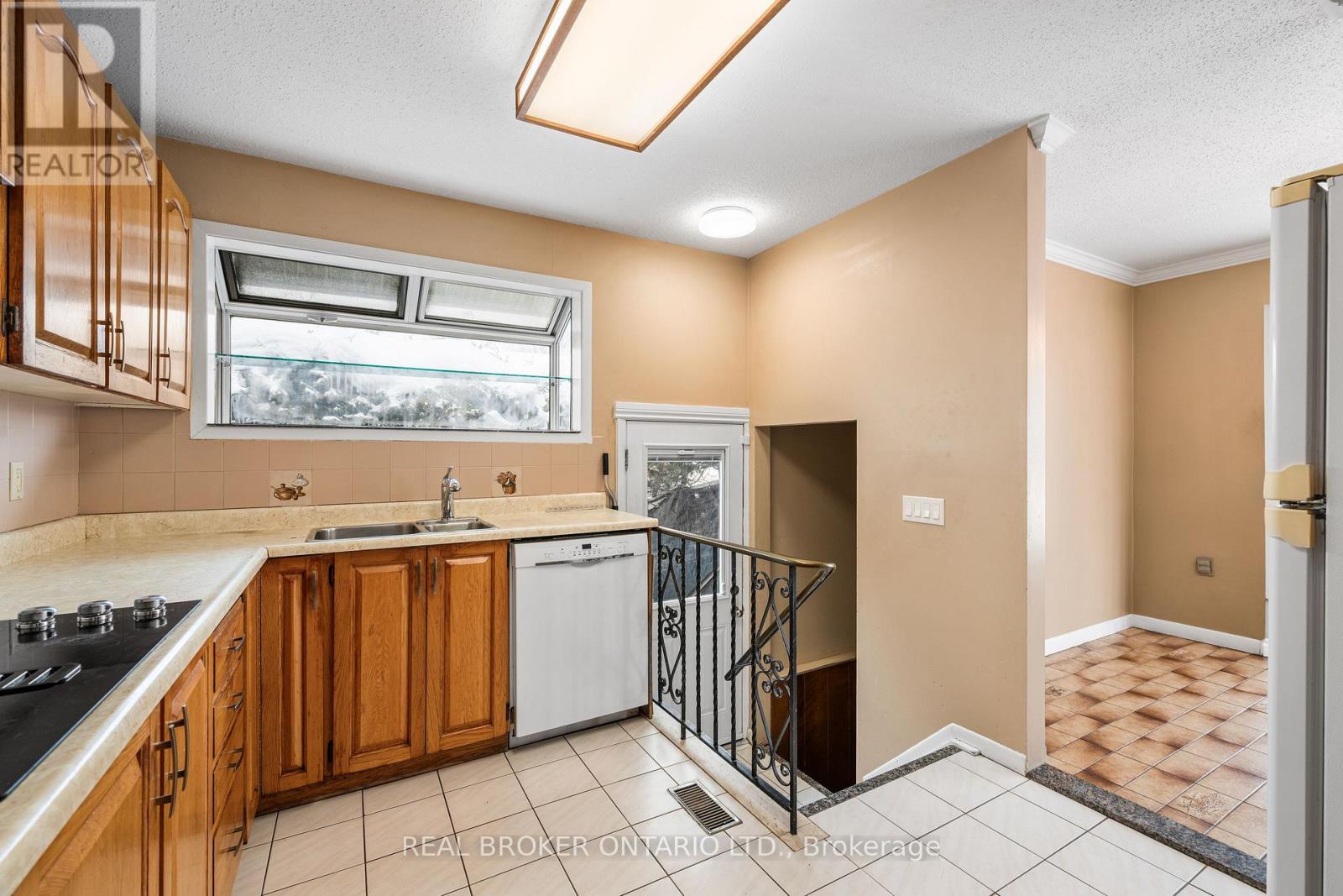 2414 Joliffe Street, Ottawa, ON - Indoor Photo Showing Kitchen