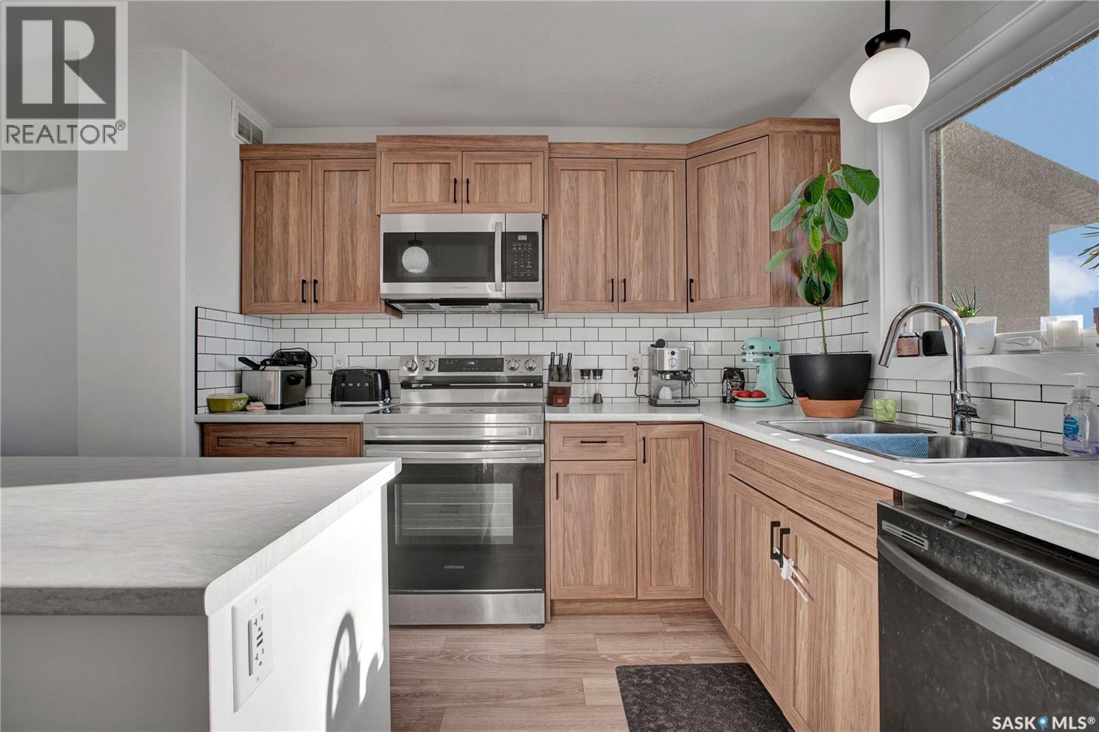 403 Eldorado Street, Warman, SK - Indoor Photo Showing Kitchen With Double Sink