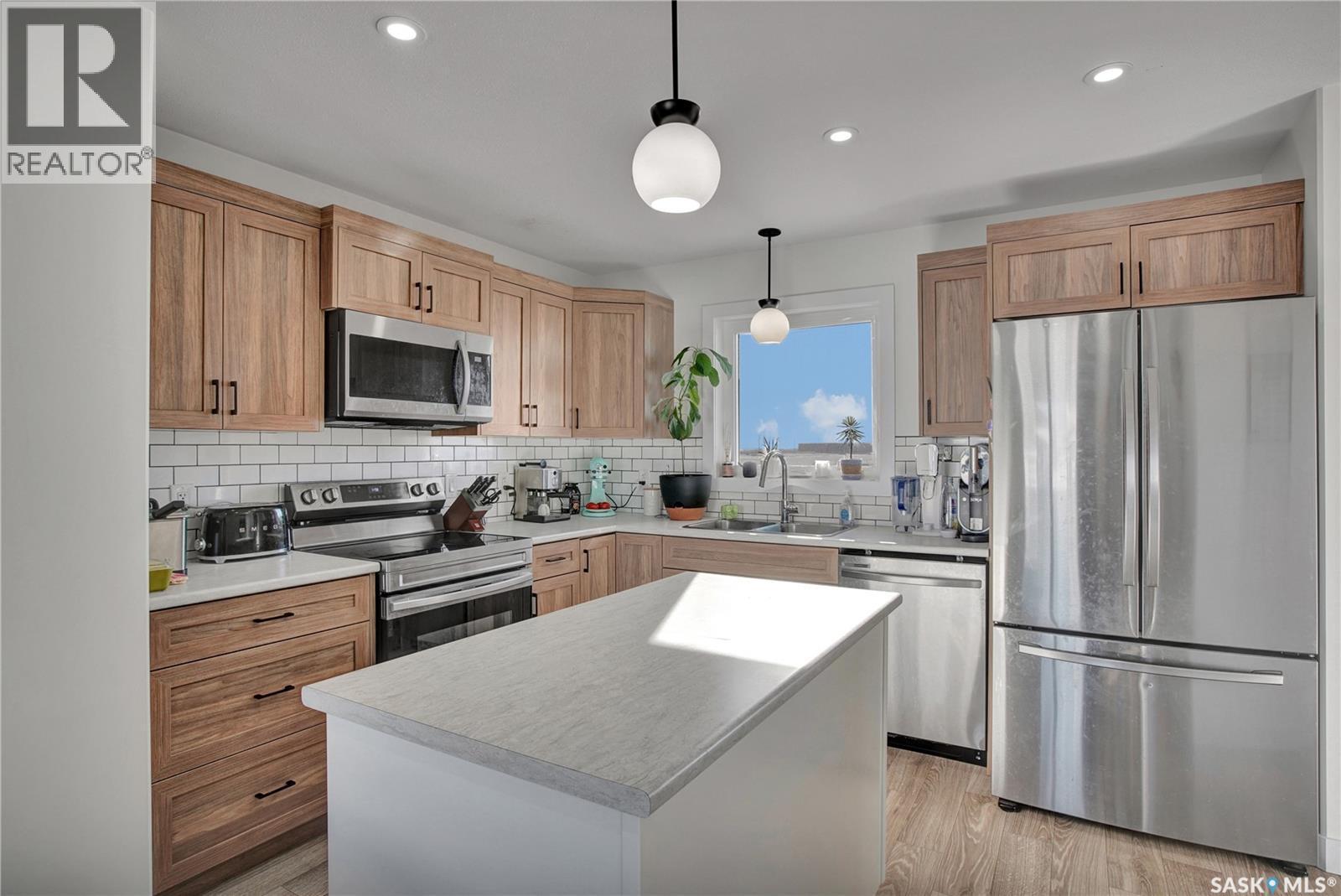 403 Eldorado Street, Warman, SK - Indoor Photo Showing Kitchen With Stainless Steel Kitchen With Double Sink