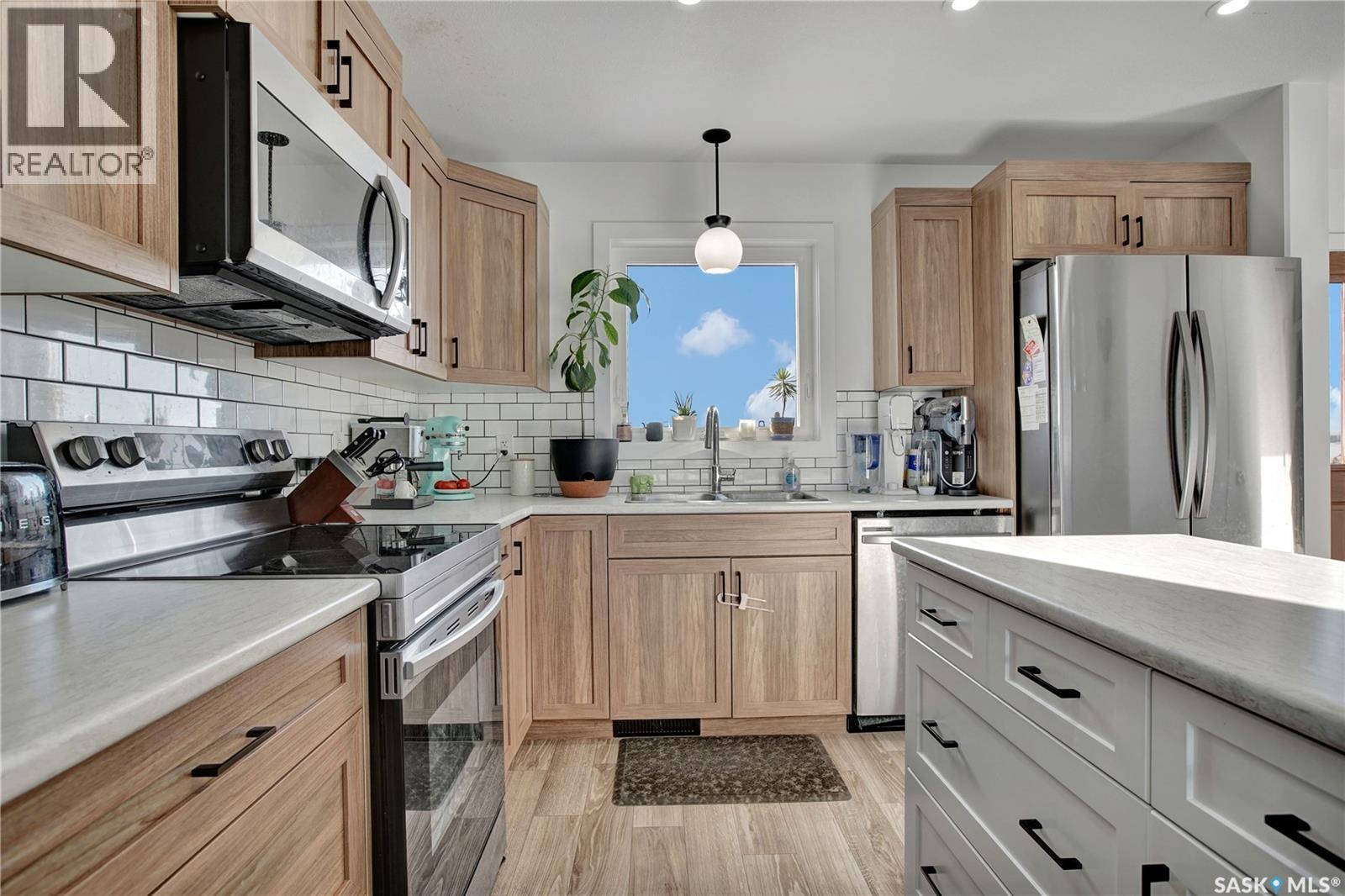 403 Eldorado Street, Warman, SK - Indoor Photo Showing Kitchen With Double Sink