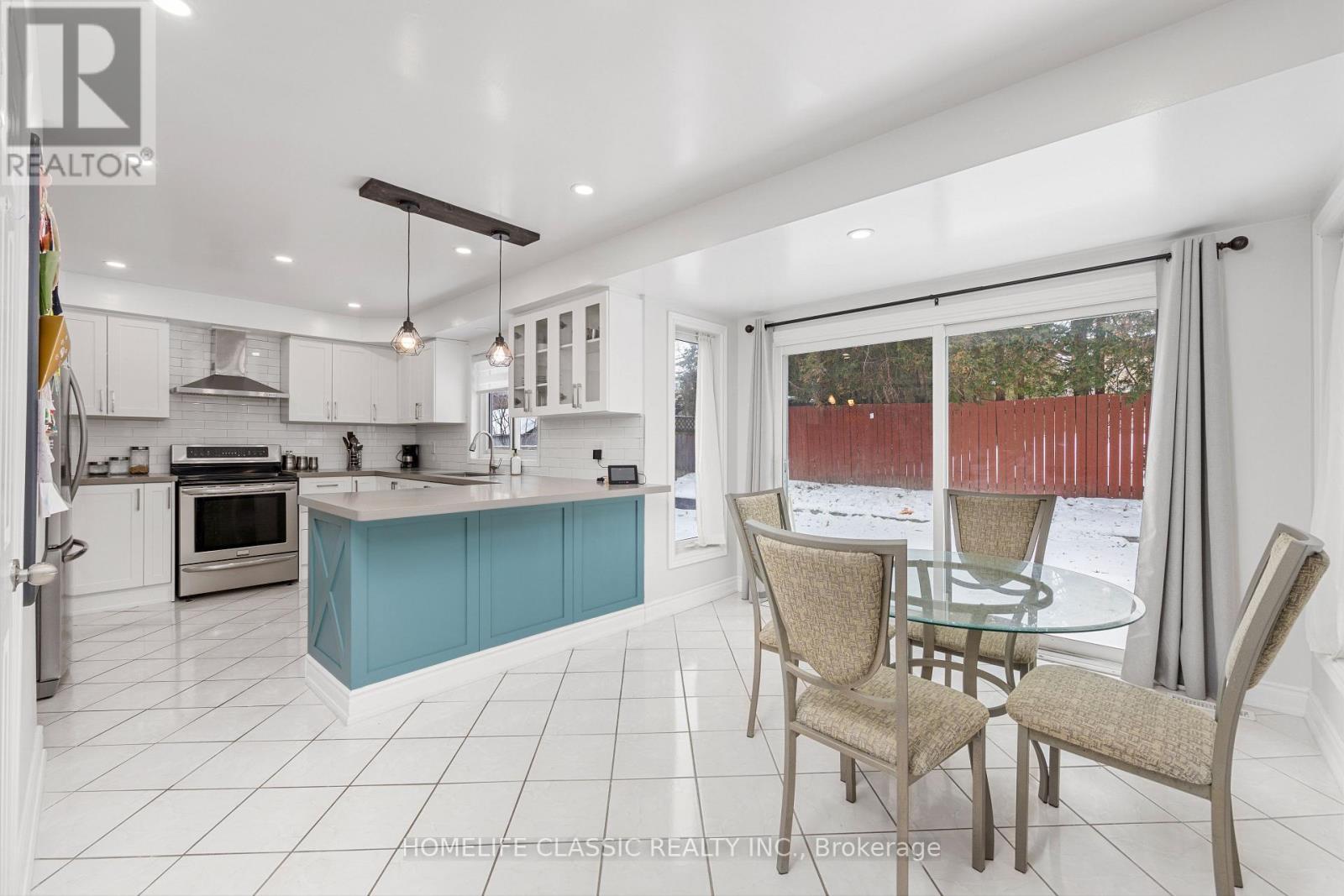 521 Sundown Crescent, Pickering, ON - Indoor Photo Showing Kitchen With Upgraded Kitchen